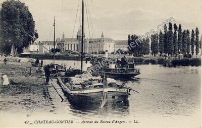 Carte postale ancienne Arrivée du Bateau d'Angers — Château-Gontier (Mayenne)