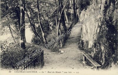 Carte postale ancienne Le “ Bout du Monde ” sous bois — Château-Gontier (Mayenne)
