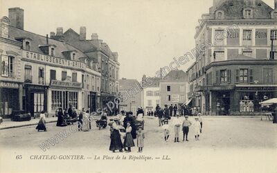 Carte postale ancienne La Place de la République — Château-Gontier (Mayenne)