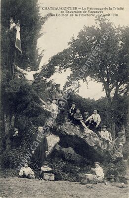 Carte postale ancienne Le Patronage de la Trinité en Excursion de Vacances au Dolmen de la Pescherie — Château-Gontier (Mayenne)