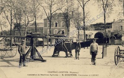 Carte postale ancienne Installation de Machines Agricoles — E. GODIVIER, Constructeur à LOIGNÉ — Château-Gontier (Mayenne)