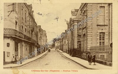 Carte postale ancienne Avenue Thiers — Château-Gontier (Mayenne)