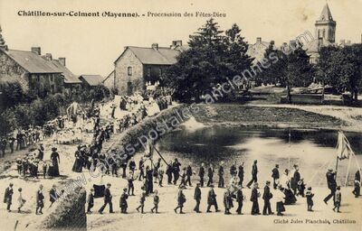 Carte postale ancienne Processsion des Fêtes-Dieu — Châtillon-sur-Colmont (Mayenne)