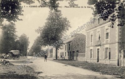 Carte postale ancienne Place et Avenue de la Gare — Cossé-le-Vivien (Mayenne)