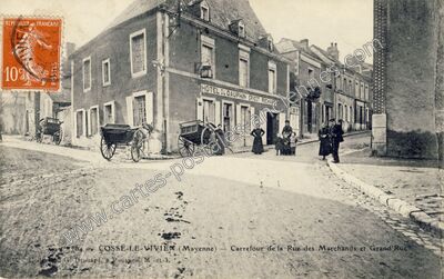 Carte postale ancienne Carrefour de la Rue des Marchands et Grand'Rue — Cossé-le-Vivien (Mayenne)