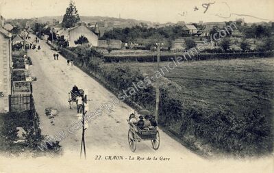 Carte postale ancienne La Rue de la Gare — Craon (Mayenne)