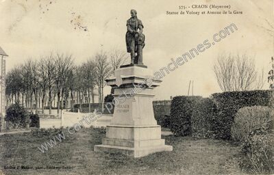 Carte postale ancienne Statue de Volney et Avenue de la Gare — Craon (Mayenne)