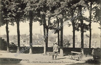 Carte postale ancienne Vue du Square de L'Eglise St-Nicolas — Craon (Mayenne)