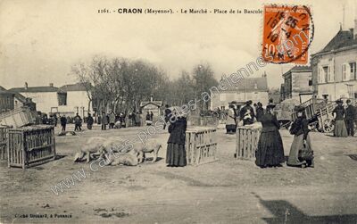 Carte postale ancienne Le Marché - Place de la Bascule — Craon (Mayenne)
