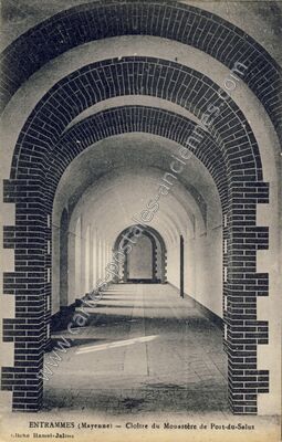 Carte postale ancienne Cloître du Monastère de Pont-de-Salut — Entrammes (Mayenne)