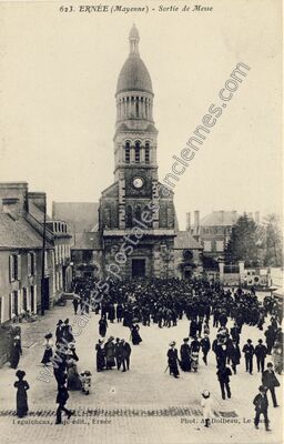 Carte postale ancienne Sortie de Messe — Ernée (Mayenne)