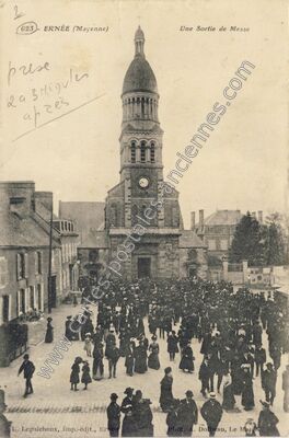 Carte postale ancienne Une Sortie de Messe — Ernée (Mayenne)
