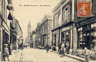 Carte postale ancienne Rue Nationale — Ernée (Mayenne)