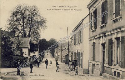Carte postale ancienne Rue Gambetta et Route de Fougères — Ernée (Mayenne)
