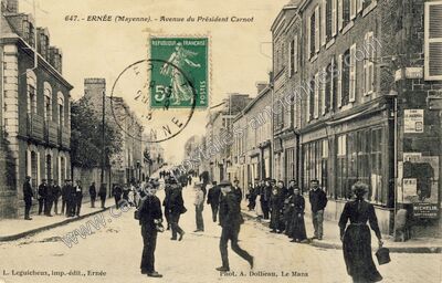 Carte postale ancienne Avenue du Président Carnot — Ernée (Mayenne)
