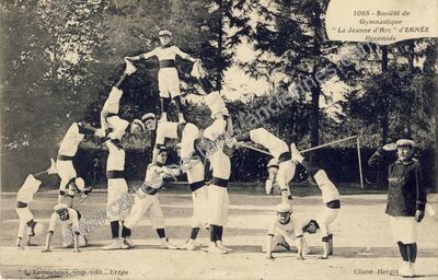 Carte postale ancienne Société de Gymnastique " La Jeanne d'Arc " Pyramide — Ernée (Mayenne)