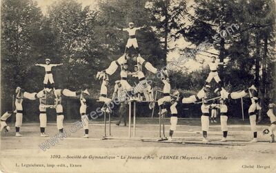 Carte postale ancienne Société de Gymnastique " La Jeanne d'Arc " - Pyramide — Ernée (Mayenne)