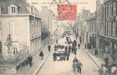 Carte postale ancienne Rue de Normandie. — Une sortie d'atelier — Ernée (Mayenne)