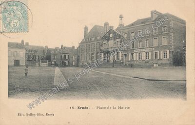 Carte postale ancienne Place de la Mairie — Ernée (Mayenne)