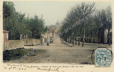 Carte postale ancienne Champ de Foire aux Boeufs et Rue des Prés — Évron (Mayenne)