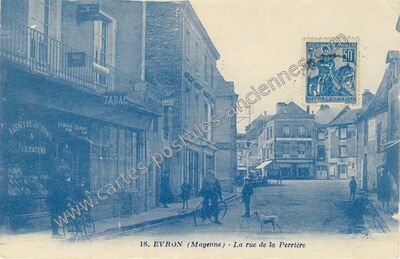 Carte postale ancienne La rue de la Perrière — Évron (Mayenne)