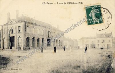 Carte postale ancienne Place de l'Hôtel-de-Ville — Évron (Mayenne)