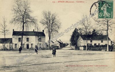 Carte postale ancienne Carrefour — Évron (Mayenne)