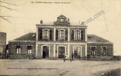 Carte postale ancienne Entrée de la Gare — Évron (Mayenne)