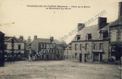 Carte postale ancienne Place de la Mairie et Le Monument aux Morts — Fougerolles-du-Plessis (Mayenne)