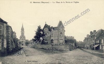 Carte postale ancienne La Place de la Mairie et l'Eglise — Gorron (Mayenne)