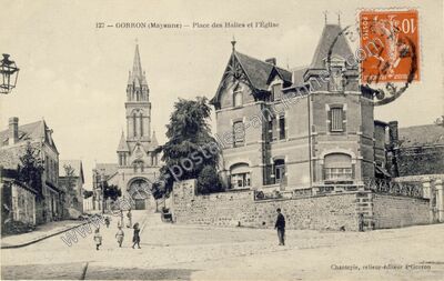 Carte postale ancienne Place des Halles et l'Église — Gorron (Mayenne)