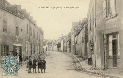 Carte postale ancienne Rue principale — La Gravelle (Mayenne)
