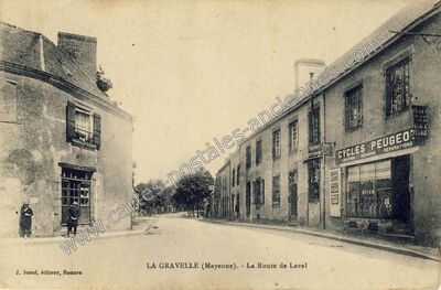 Carte postale ancienne La Route de Laval — La Gravelle (Mayenne)