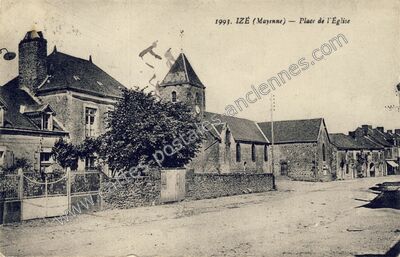 Carte postale ancienne Place de l'Église — Izé (Mayenne)