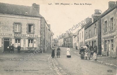 Carte postale ancienne Place de la Pompe — Izé (Mayenne)