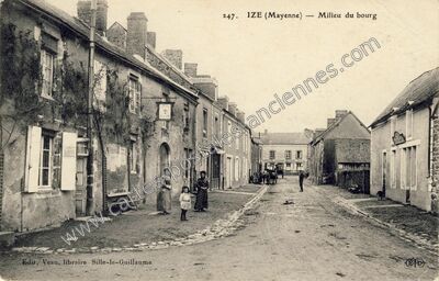 Carte postale ancienne Milieu du bourg — Izé (Mayenne)