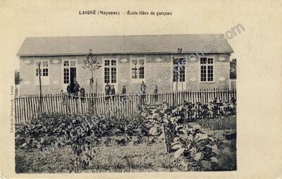 Carte postale ancienne École libre de garçons — Laigné (Mayenne)