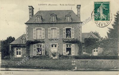 Carte postale ancienne Ecole des Garçons — Landivy (Mayenne)