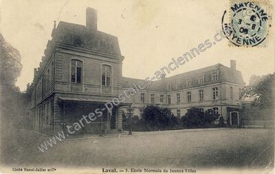 Carte postale ancienne Ecole Normale de Jeunes Filles — Laval (Mayenne)