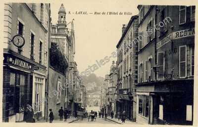 Carte postale ancienne Rue de l'Hôtel de Ville — Laval (Mayenne)