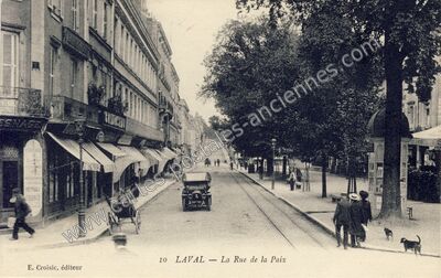 Carte postale ancienne La Rue de la Paix — Laval (Mayenne)
