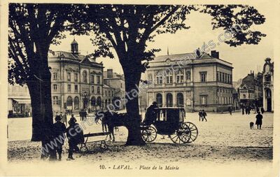 Carte postale ancienne Place de la Mairie — Laval (Mayenne)