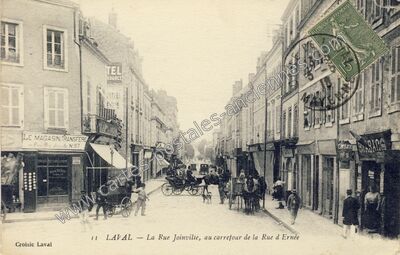 Carte postale ancienne La Rue Joinville, au carrefour de la Rue d Ernée — Laval (Mayenne)