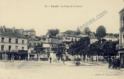 Carte postale ancienne La Place de la Mairie — Laval (Mayenne)