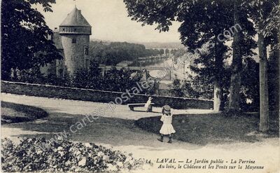 Carte postale ancienne Le Jardin public - La Perrine Au loin, le Château et les Ponts sur la Mayenne — Laval (Mayenne)