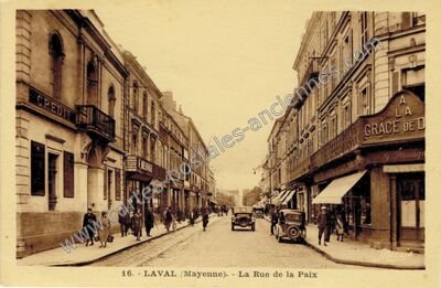 Carte postale ancienne La Rue de la Paix — Laval (Mayenne)