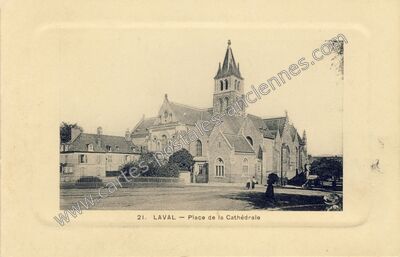 Carte postale ancienne Place de la Cathédrale — Laval (Mayenne)