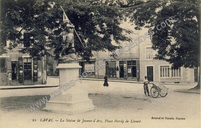 Carte postale ancienne La Statue de Jeanne d'Arc, Place Hardy de Lévaré — Laval (Mayenne)
