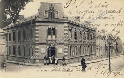 Carte postale ancienne Le Bureau de Recrutement — Laval (Mayenne)