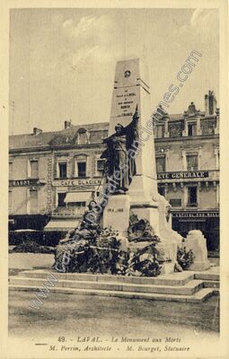 Carte postale ancienne Le Monument aux Morts — Laval (Mayenne)